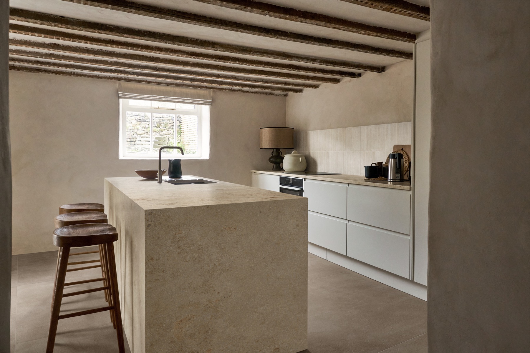 Ambiente Marazzi con grandi lastre effetto pietra
