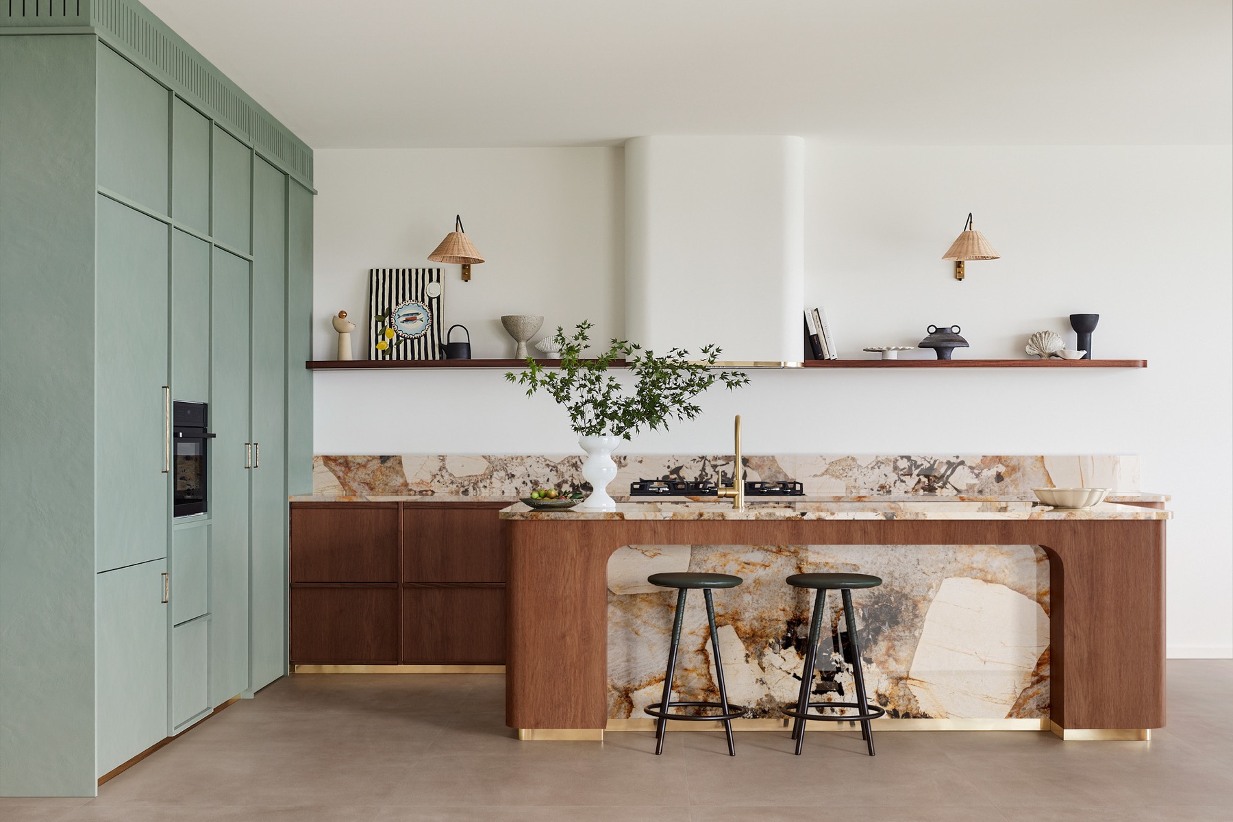 Grande lastra Marazzi effetto marmo in un ambiente elegante