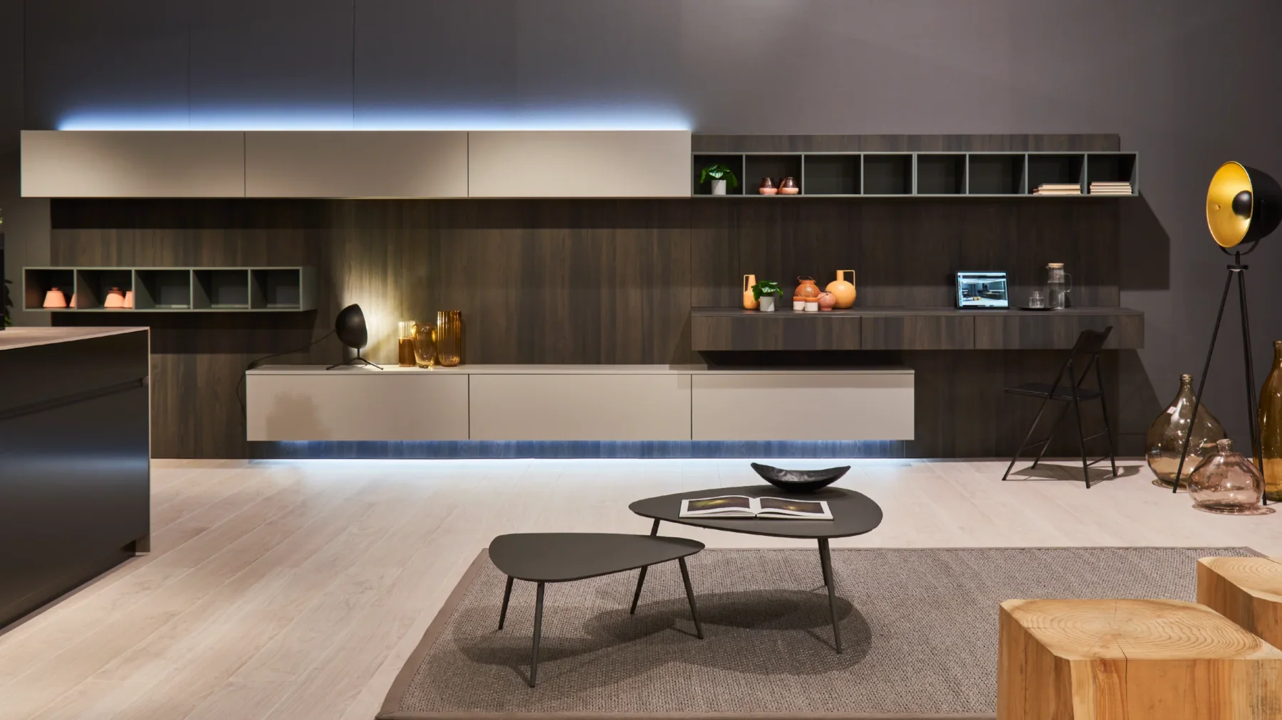 Living Astra con basi sospese, pensili, libreria e piano per lo smart working