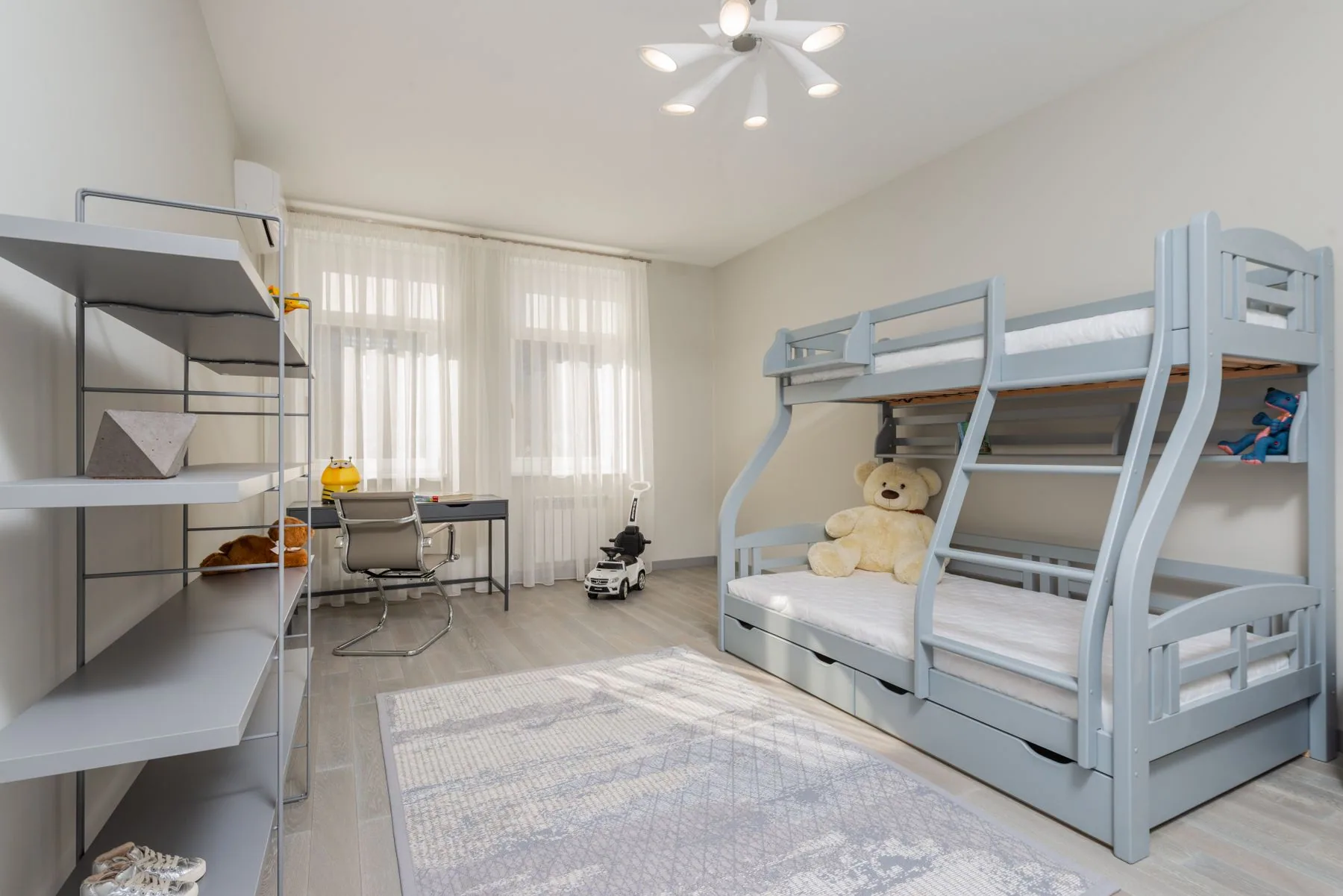 Camera ragazzi con letto a castello, scrivania e libreria