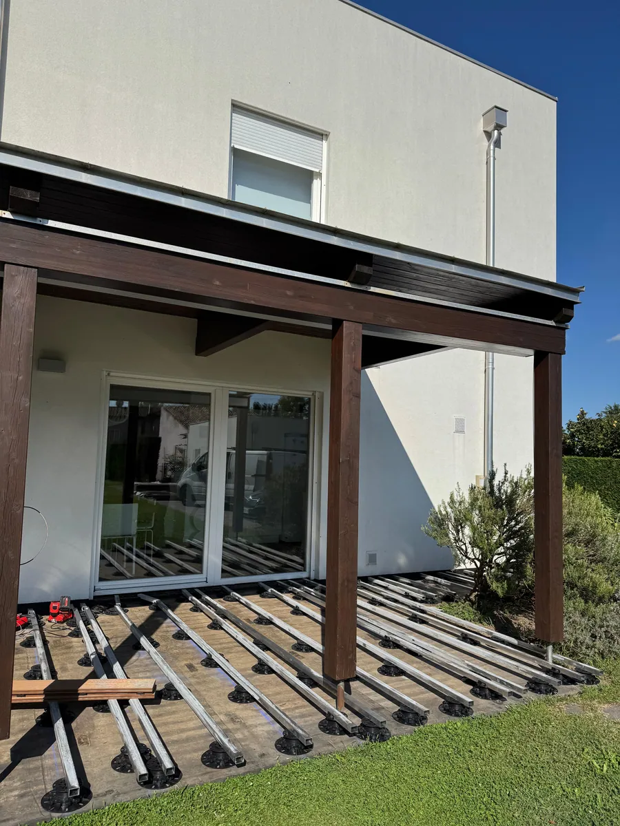Decking in WPC realizzato da TiRE per un porticato